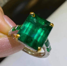 Load image into Gallery viewer, 8.5ct Vivid Green Emerald
