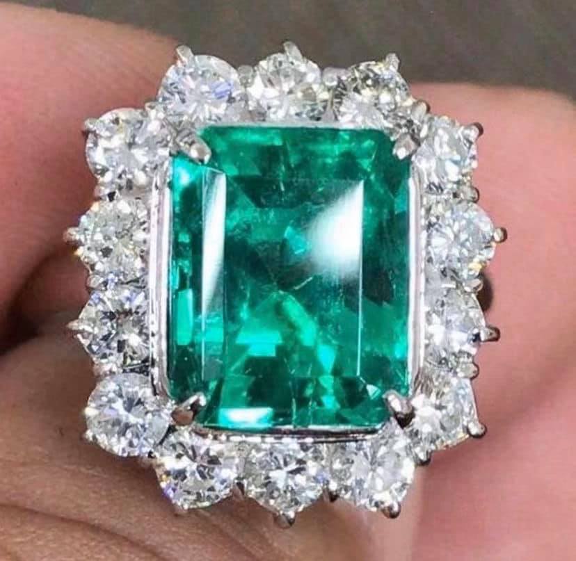 5.66ct COLOMBIA Vivid Green Emerald