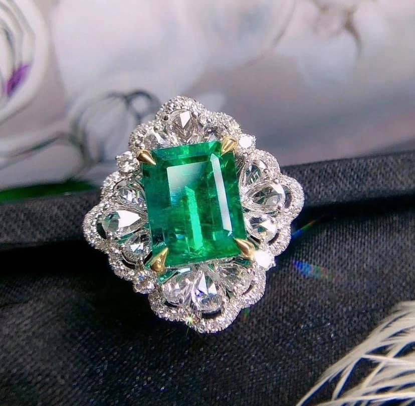 3.6ct GLASSY Vivid Green Emerald