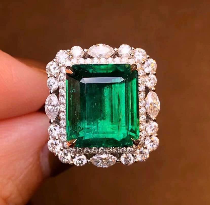 8.18ct Vivid Green Emerald