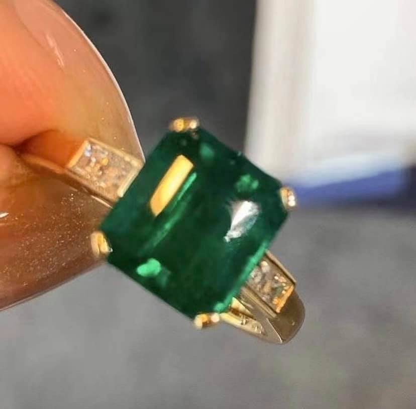 1.92ct Vivid Green Emerald