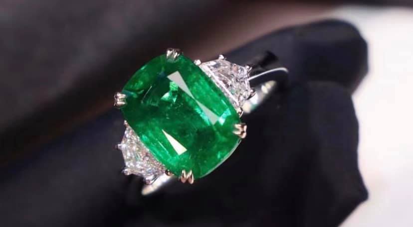 3.99ct Vivid Green Emerald