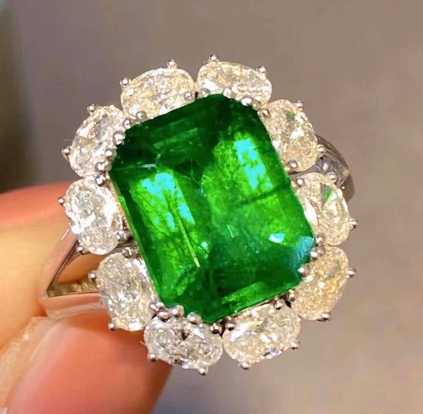 3.88ct Vivid Green Emerald