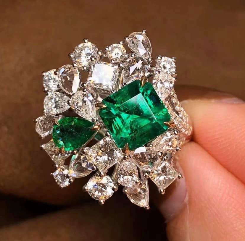 1.87ct Vivid Green Emerald