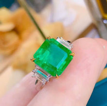 Load image into Gallery viewer, 4.3ct Vivid Green Emerald
