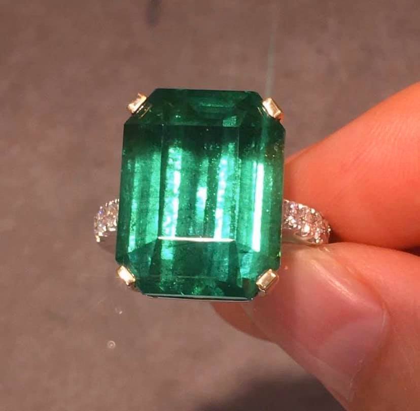 17.3ct Vivid Green Emerald