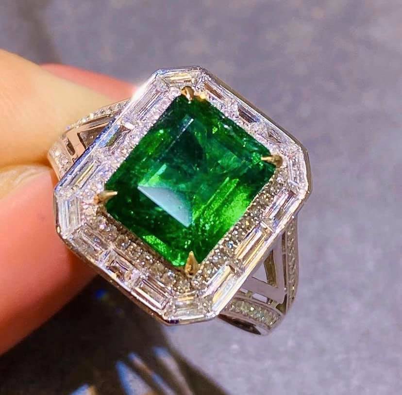 2.8ct Vivid Green Emerald, GLASSY!