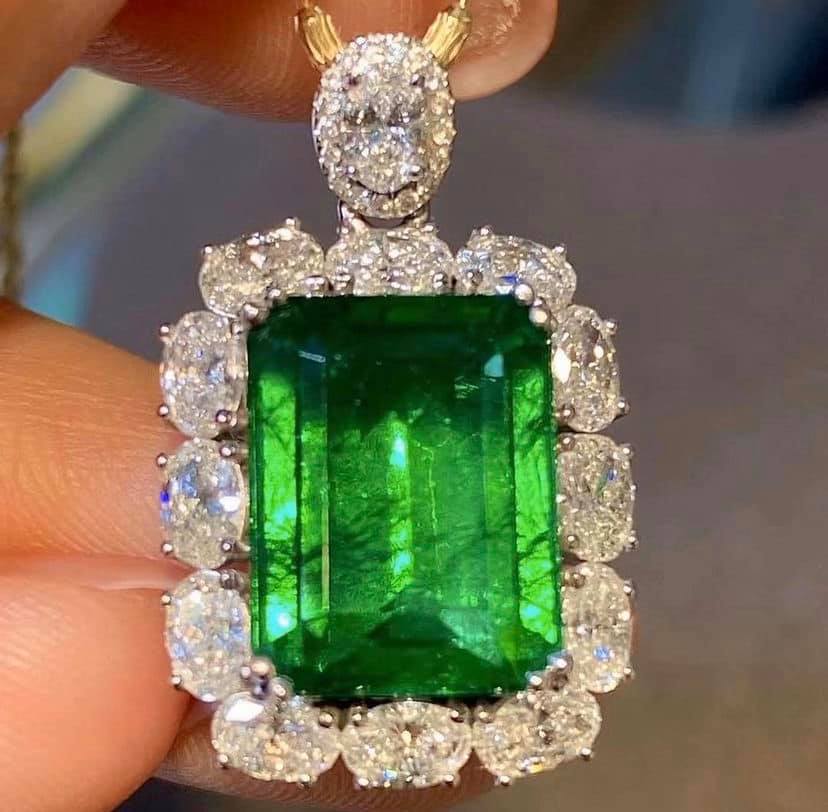 4.92ct Vivid Green Emerald, GLASSY!