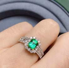 Load image into Gallery viewer, 1ct Vivid Green Emerald
