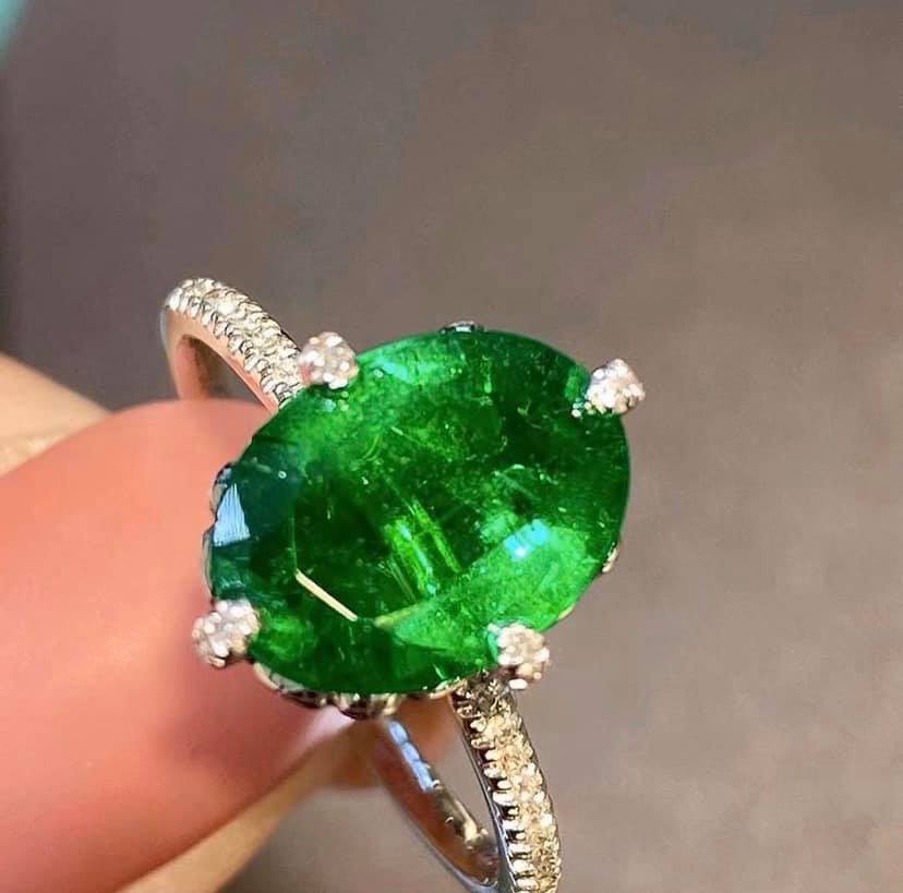 4.03ct Vivid Green Emerald