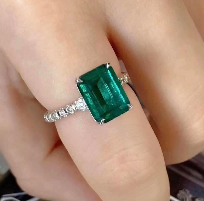 3.89ct GLASSY Vivid Green Emerald