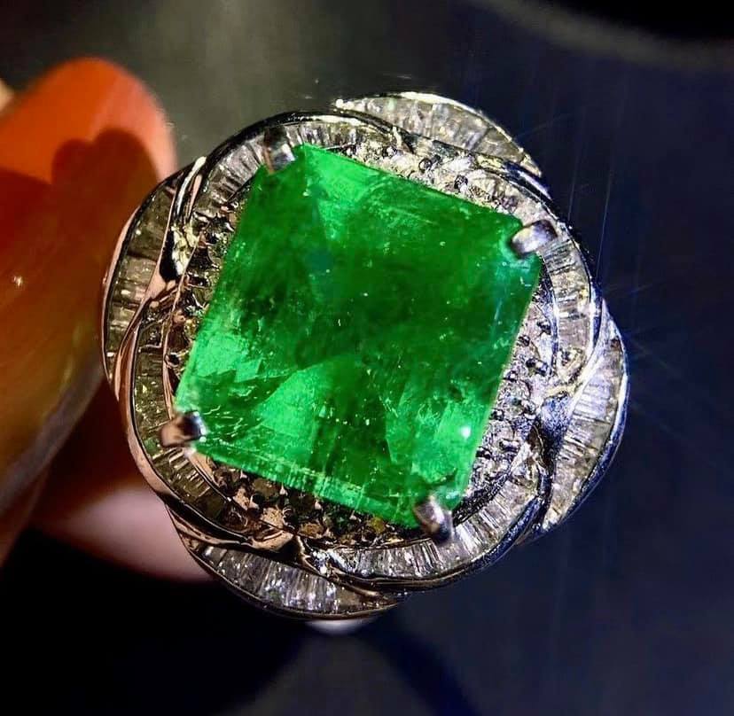 6.37ct COLOMBIA MUZO MINE Vivid Green Emerald