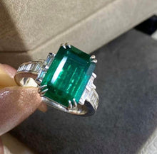 Load image into Gallery viewer, 4.3ct Vivid Green Emerald
