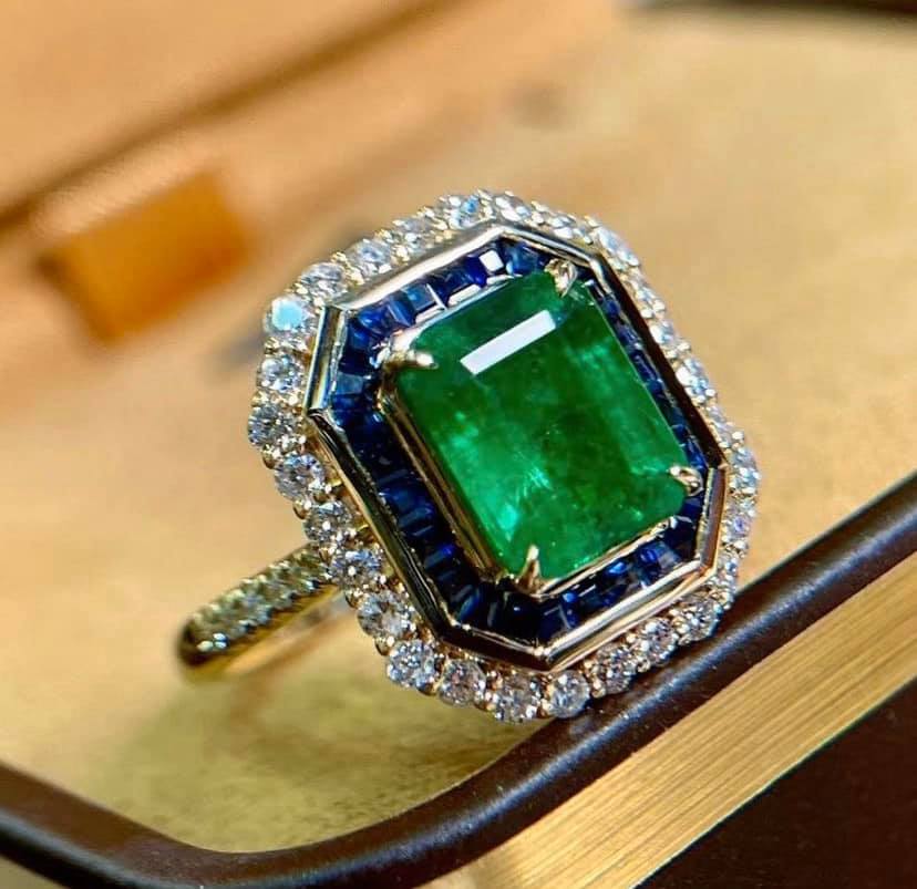 2.2ct Vivid Green Emerald