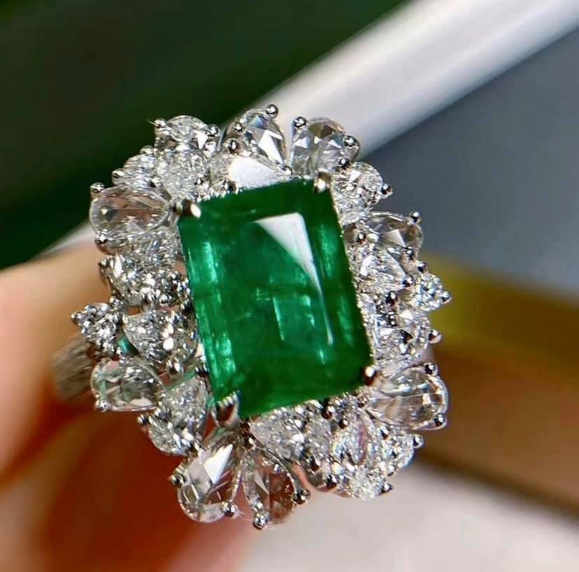 2.7ct Vivid Green Emerald