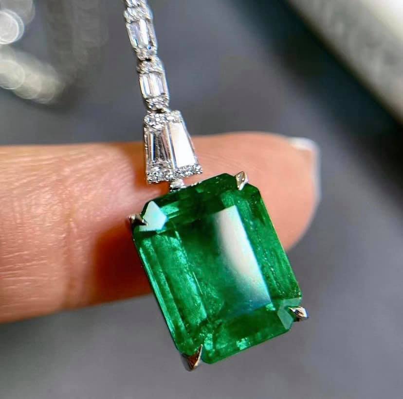 6.6ct Vivid Green Emerald