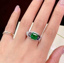 Load image into Gallery viewer, 3.1ct Vivid Green Emerald
