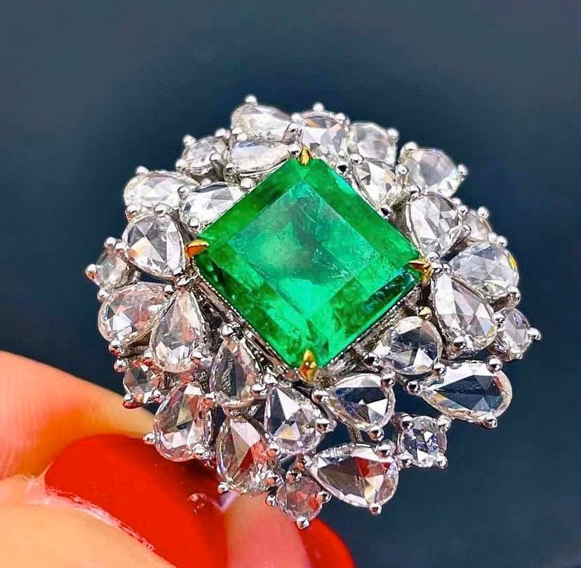 4.8ct COLOMBIA Vivid Green Emerald