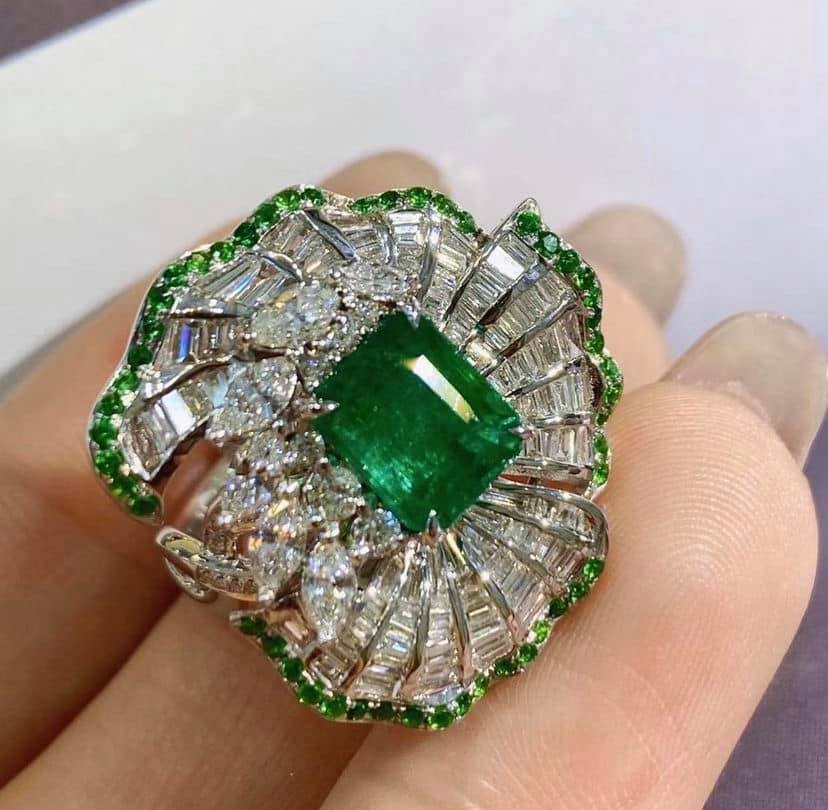 2.2ct Vivid Green Emerald