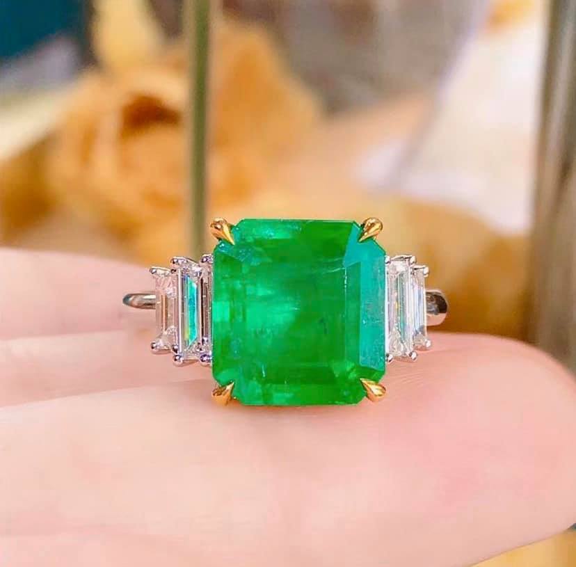 4.3ct Vivid Green Emerald