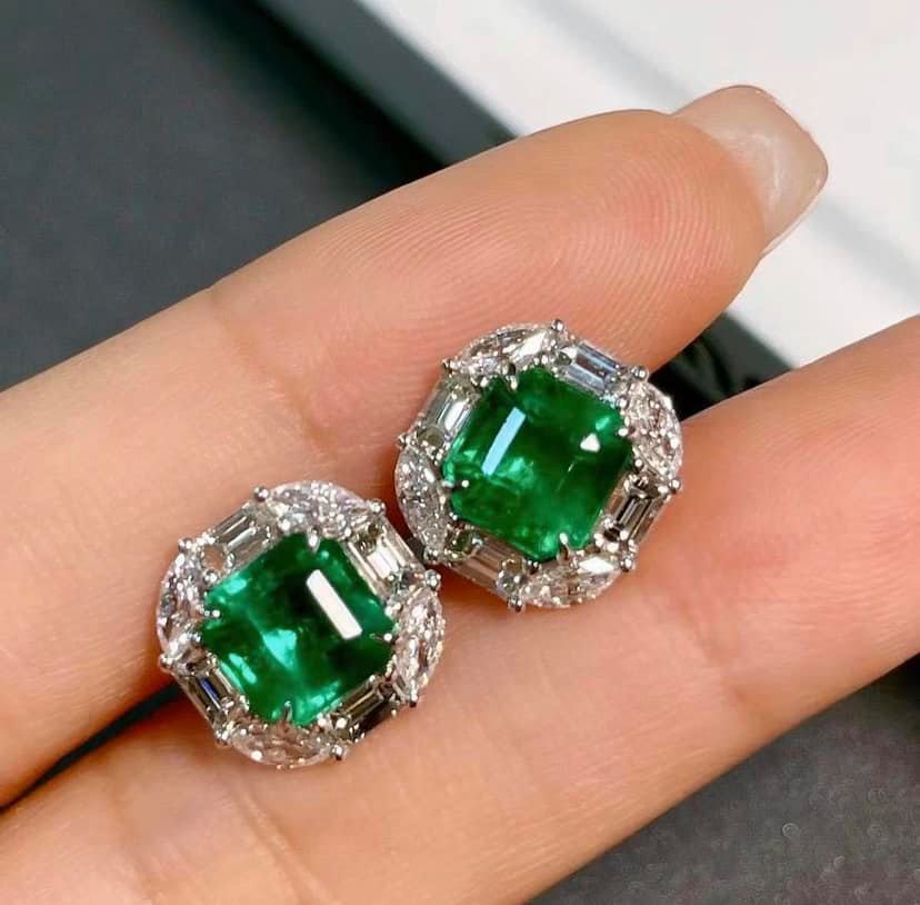 3.7ct Vivid Green Emerald