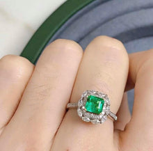 Load image into Gallery viewer, 0.85ct Vivid Green Emerald
