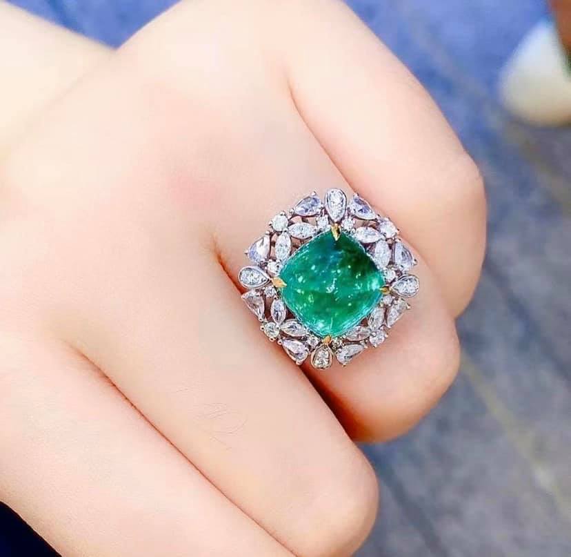 7.35ct GLASSY Vivid Green Emerald