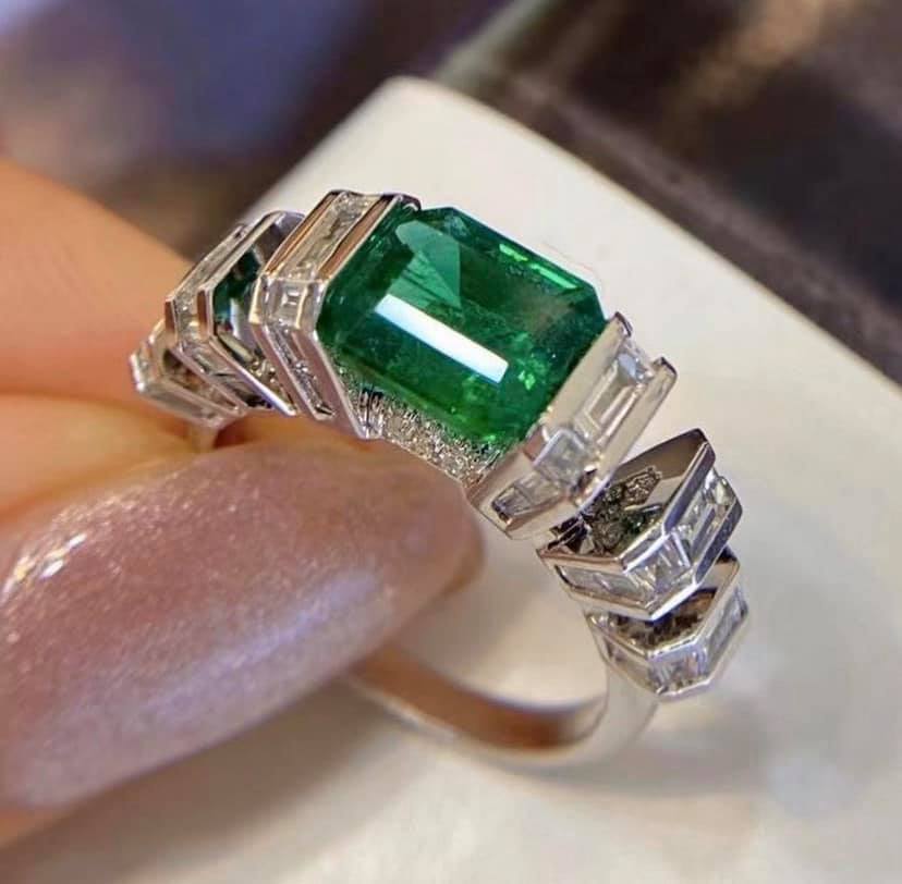 2.08ct Vivid Green Emerald