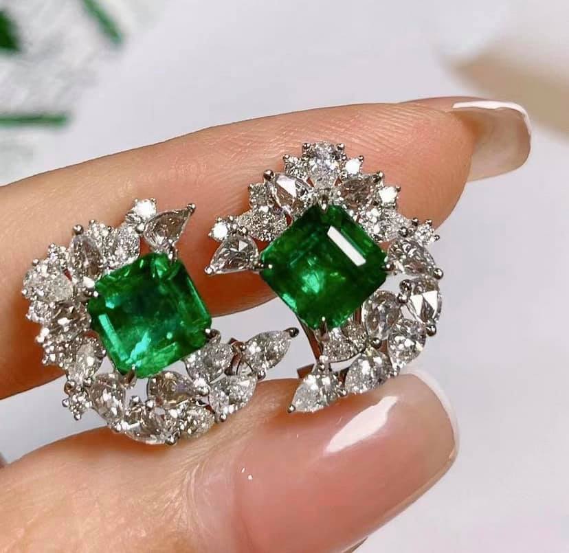 3.7ct Vivid Green Emerald