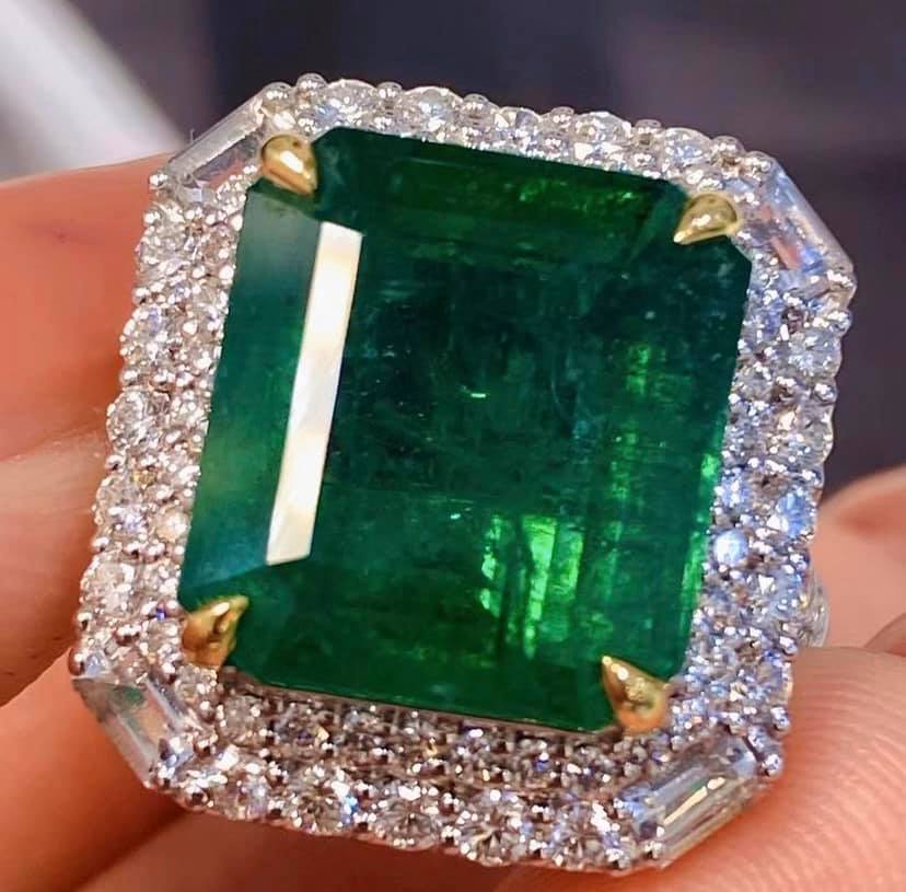 9.17ct Vivid Green Emerald