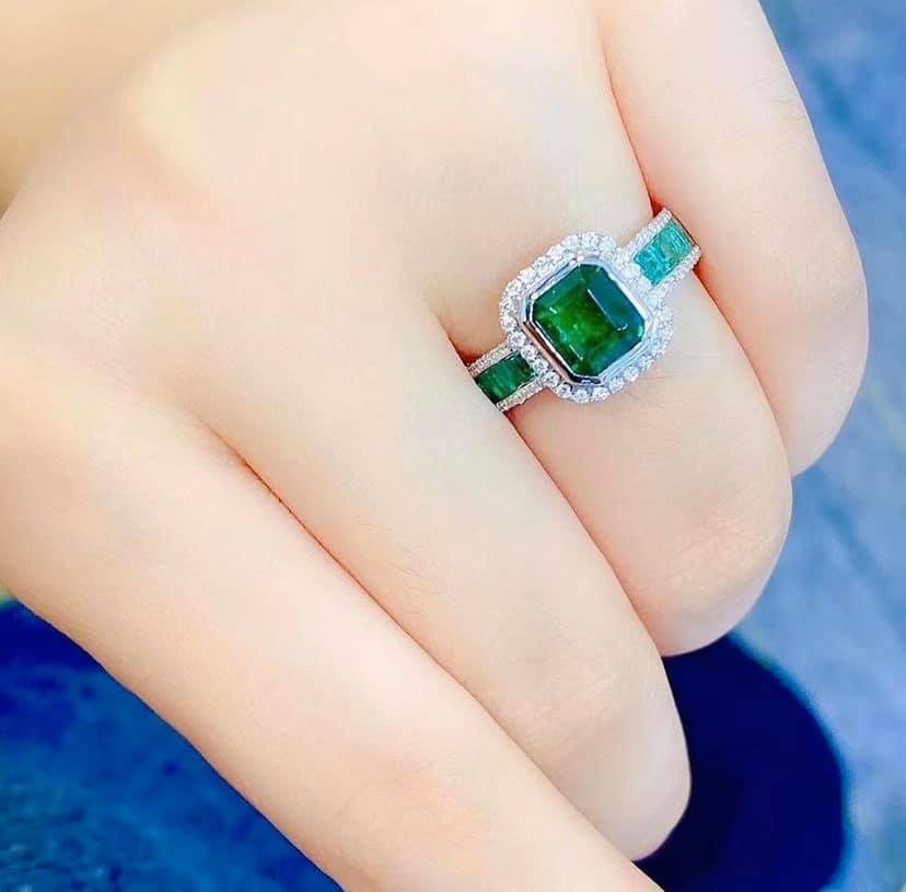 1.565ct Vivid Green Emerald