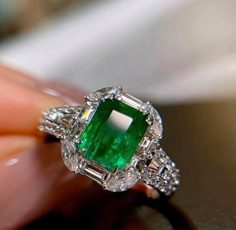 1.7ct Vivid Green Emerald