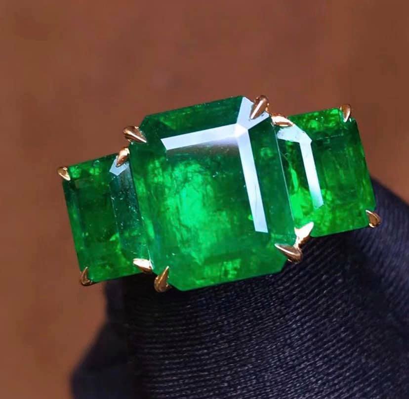 8.98ct Vivid Green Emerald