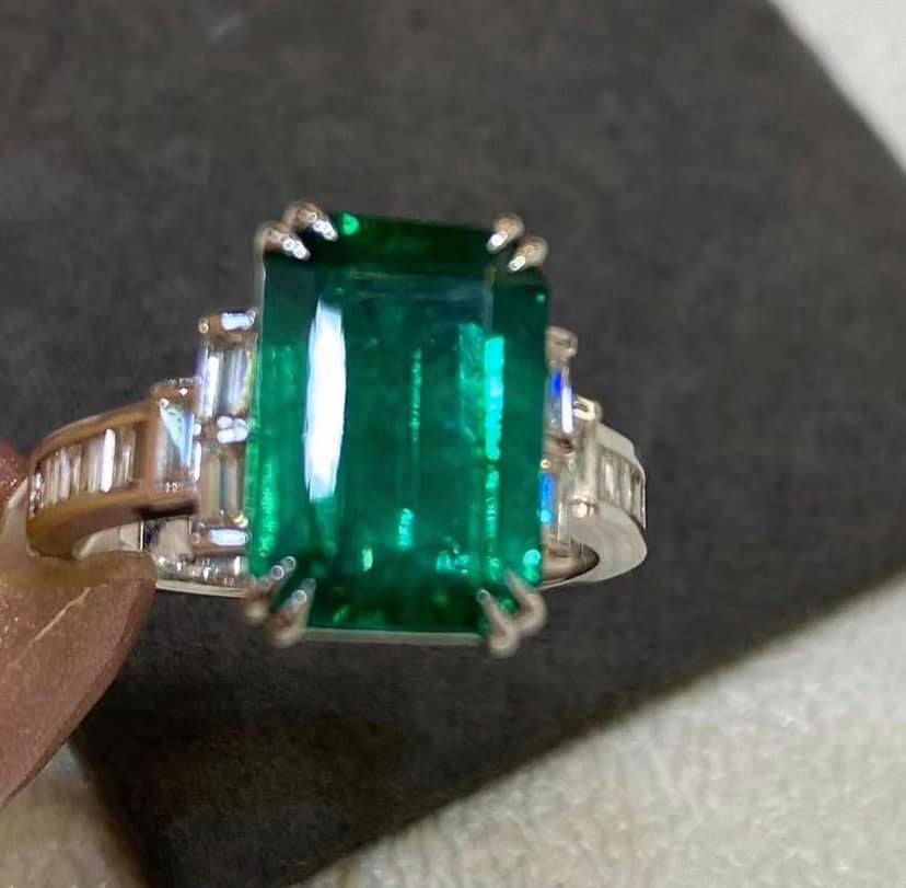 4.3ct Vivid Green Emerald