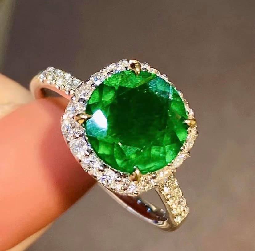 2.2ct Vivid Green Emerald