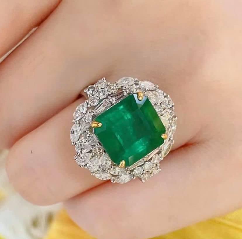 5.7ct Vivid Green Emerald