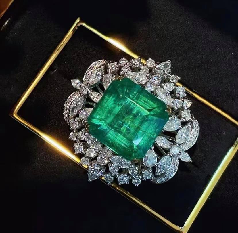 8.65ct Vivid Green Emerald