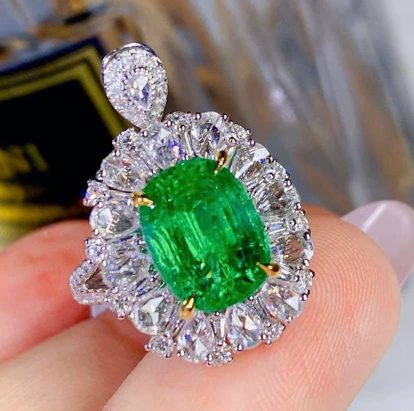 3.2ct GLASSY Vivid Green Emerald