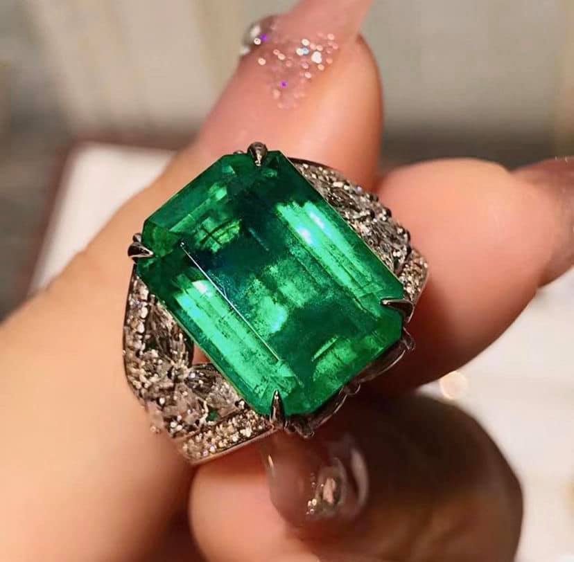 11.77ct Vivid Green Emerald, INSIGNIFICANT OIL!!!