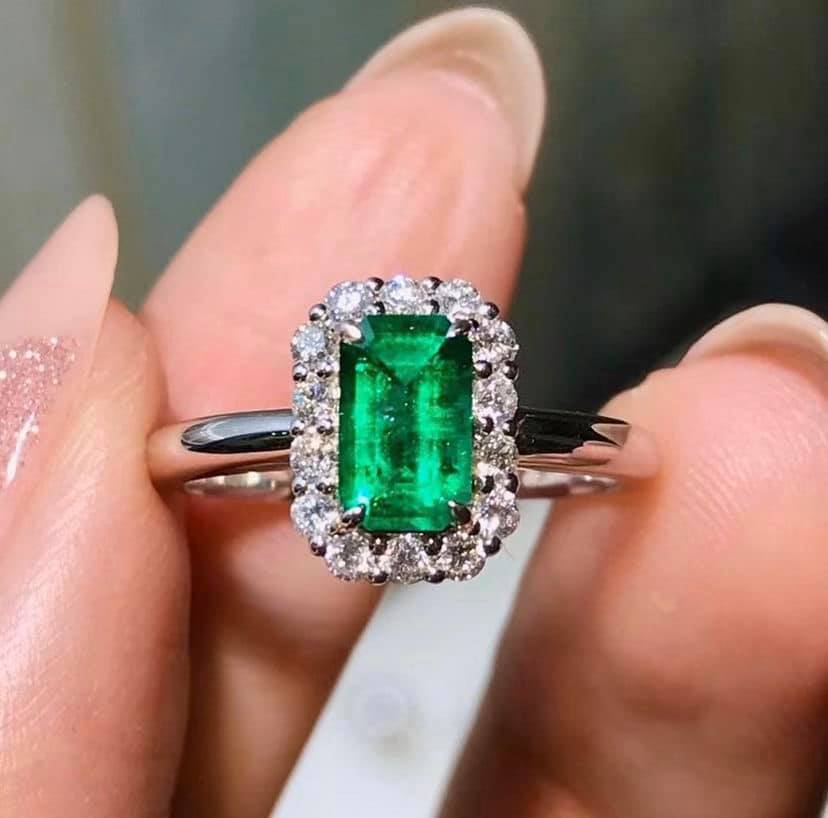 0.84ct Vivid Green Emerald