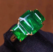 Load image into Gallery viewer, 8.98ct Vivid Green Emerald
