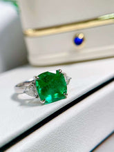 Load image into Gallery viewer, 4.7ct COLOMBIA Vivid Green Emerald
