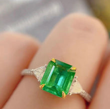 Load image into Gallery viewer, 1.555ct Vivid Green Emerald
