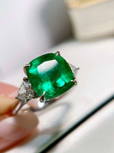 Load image into Gallery viewer, 4.7ct COLOMBIA Vivid Green Emerald
