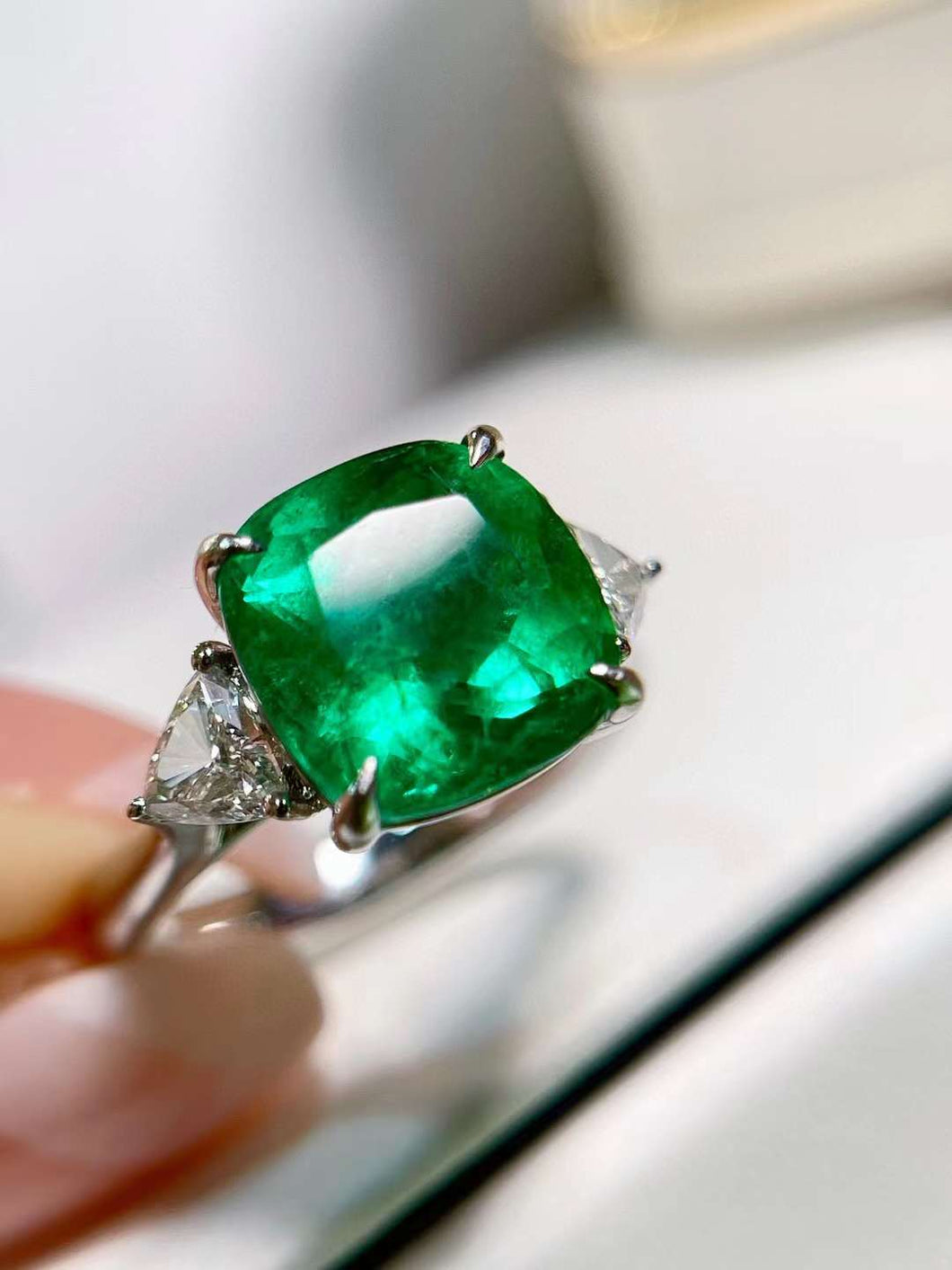 4.7ct COLOMBIA Vivid Green Emerald