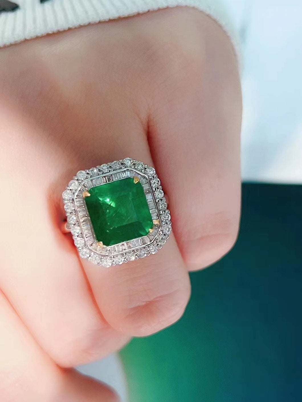 3.3ct Vivid Green Emerald