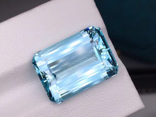 Load image into Gallery viewer, 15ct Aquamarine and 7-7.5mm Akoya
