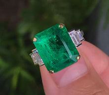 Load image into Gallery viewer, 8.89ct Vivid Green Emerald
