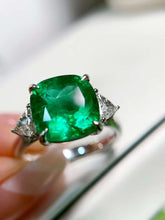 Load image into Gallery viewer, 4.7ct COLOMBIA Vivid Green Emerald
