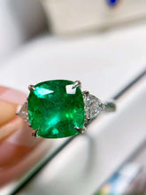 Load image into Gallery viewer, 4.7ct COLOMBIA Vivid Green Emerald
